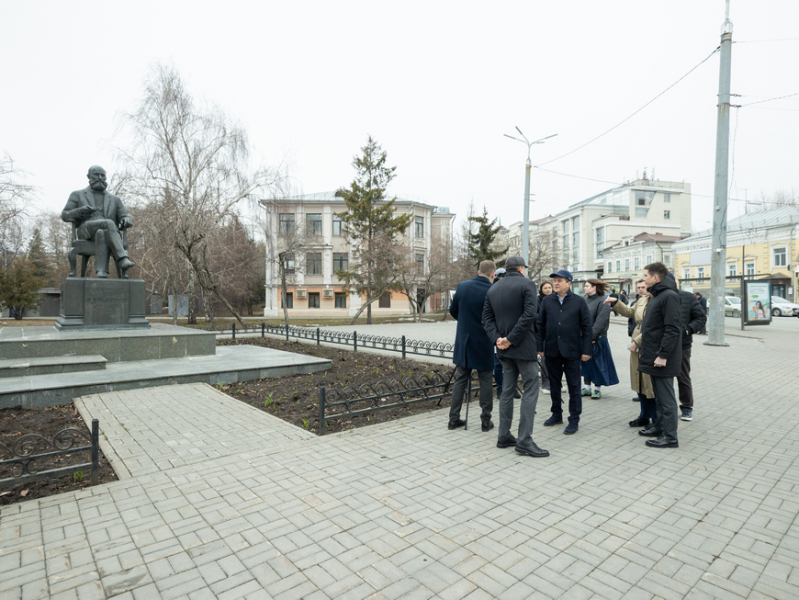 У памятника Бутлерову высадят 800 кустарников и организуют декоративную подсветку