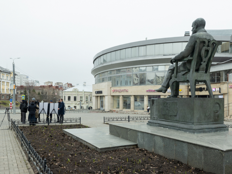 У памятника Бутлерову высадят 800 кустарников и организуют декоративную подсветку