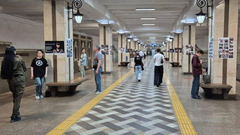 В Казанском метрополитене открылась фотовыставка «Волонтеры СВО»