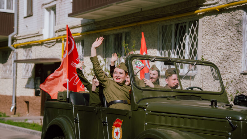 Праздник, который приходит в каждый дом: во дворы ветеранов Казани приехали агитбригады