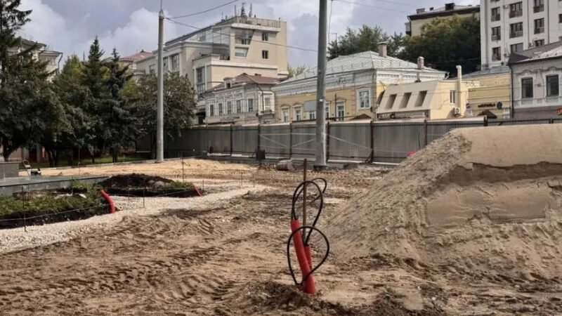 На входе в Ленинский сад разобрали старое покрытие и посадили деревья