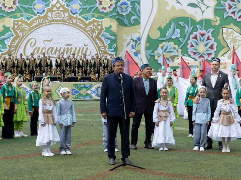 И.Метшин: «Мы счастливы, что на столах наших жителей есть хлеб и что мы живем одной большой дружной семьей» И.Метшин: «Мы счастливы, что на столах наших жителей есть хлеб и что мы живем одной большой дружной семьей»
