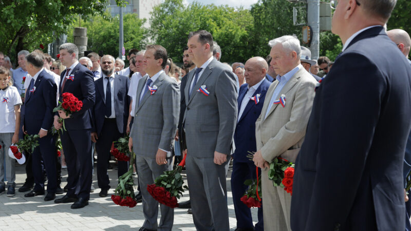 Рустам Минниханов и Ильсур Метшин возложили цветы к бюсту Виталия Копылова Рустам Минниханов и Ильсур Метшин возложили цветы к бюсту Виталия Копылова