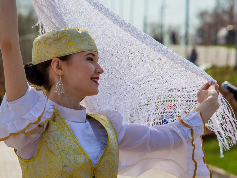 «Хәрәкәттә – бәрәкәт»: казанцев приглашают разучить движения татарских танцев «дүртле бию» и «сигезле бию»
