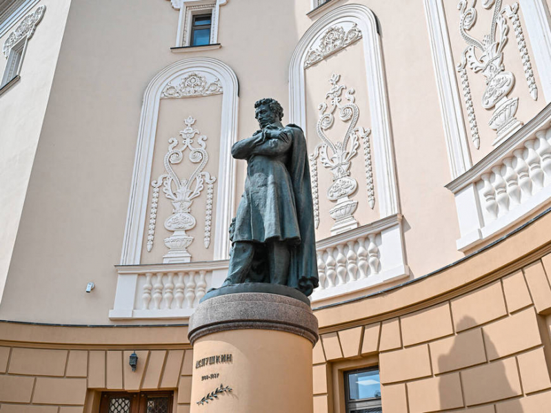 В Казани возложили цветы к памятнику Александру Пушкину В Казани возложили цветы к памятнику Александру Пушкину