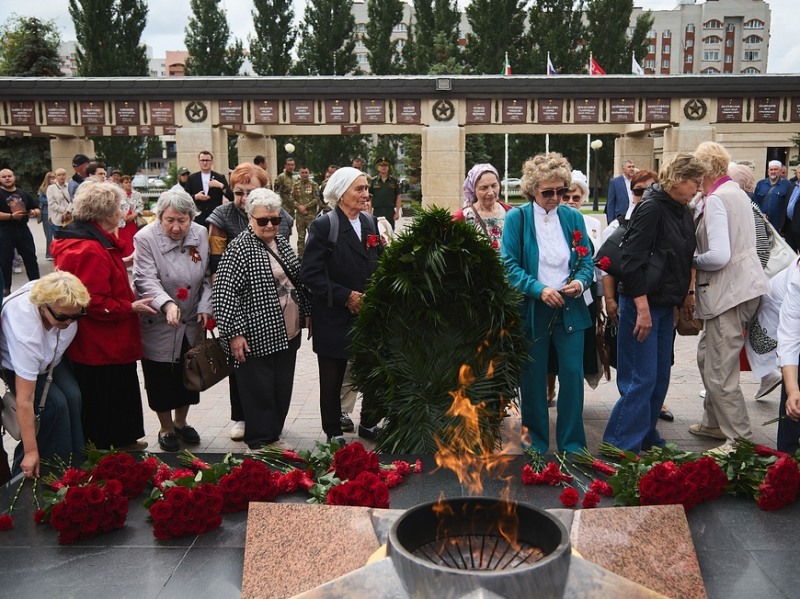 В День памяти и скорби в Казани возложили цветы к Вечному огню