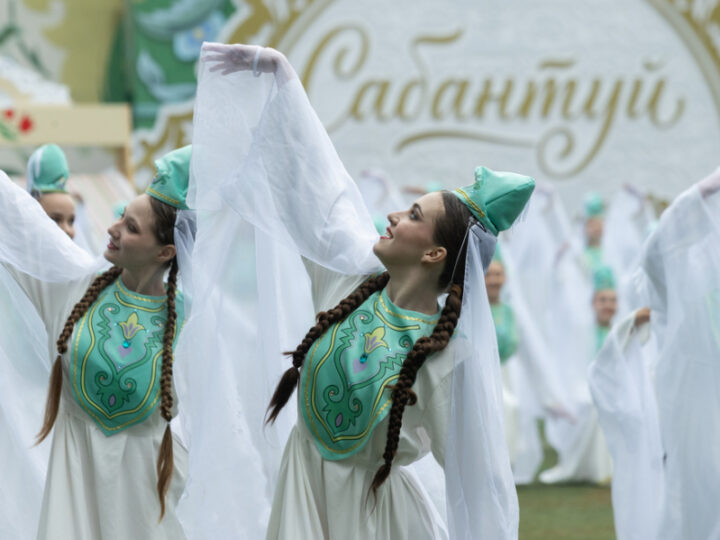 700 артистов и история наследия татарского народа в танце: в поселке Мирный прошел Сабантуй
