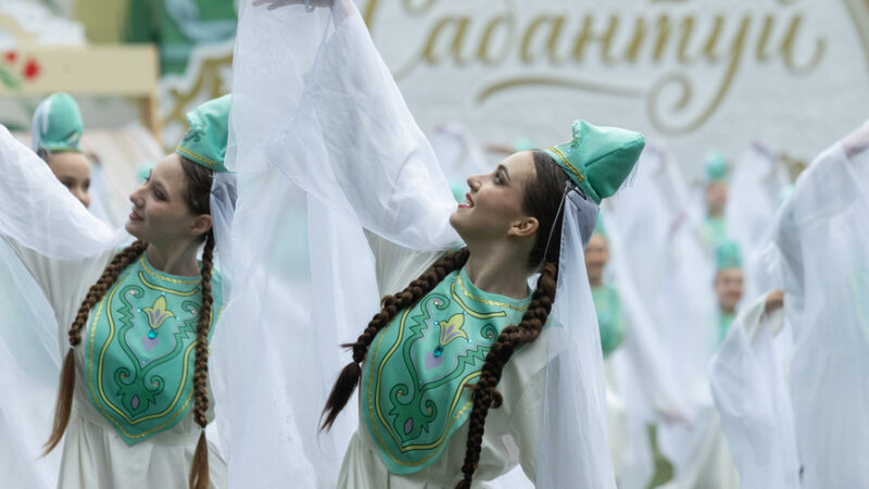 700 артистов и история наследия татарского народа в танце: в поселке Мирный прошел Сабантуй