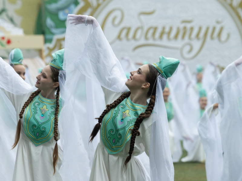 700 артистов и история наследия татарского народа в танце: в поселке Мирный прошел Сабантуй 700 артистов и история наследия татарского народа в танце: в поселке Мирный прошел Сабантуй