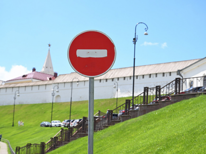 В Казани по ряду центральных улиц временно ограничат движение и стоянку транспорта В Казани по ряду центральных улиц временно ограничат движение и стоянку транспорта