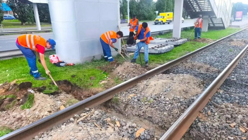 За две недели специалисты МУП «Метроэлектротранс» заменили 143 деревянные шпалы За две недели специалисты МУП «Метроэлектротранс» заменили 143 деревянные шпалы
