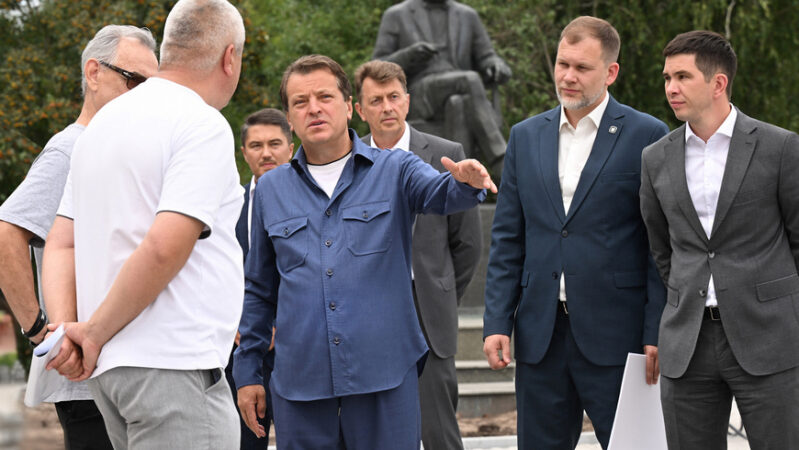 Ильсур Метшин: «Входная группа в Ленинский сад станет удобнее и комфортнее» Ильсур Метшин: «Входная группа в Ленинский сад станет удобнее и комфортнее»