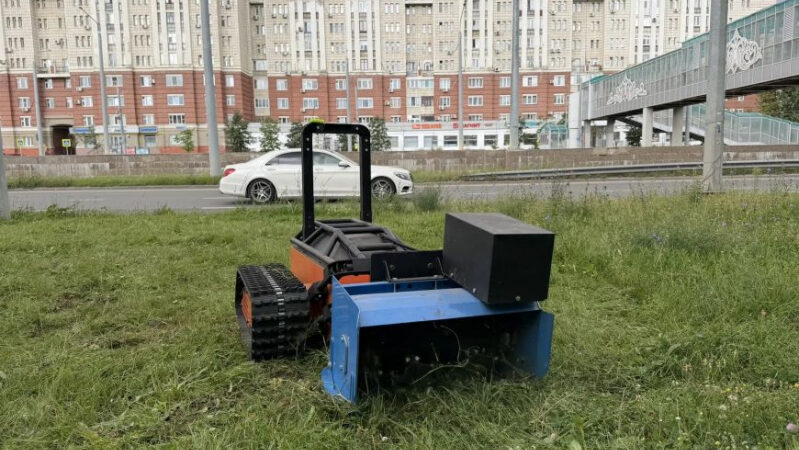 В Казани начали тестировать робота-газонокосильщика на проспекте Фатиха Амирхана