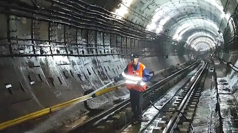 В казанском метро за две недели промыли более 12,5 км тоннелей